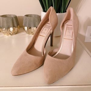 Pointed toe tan pumps